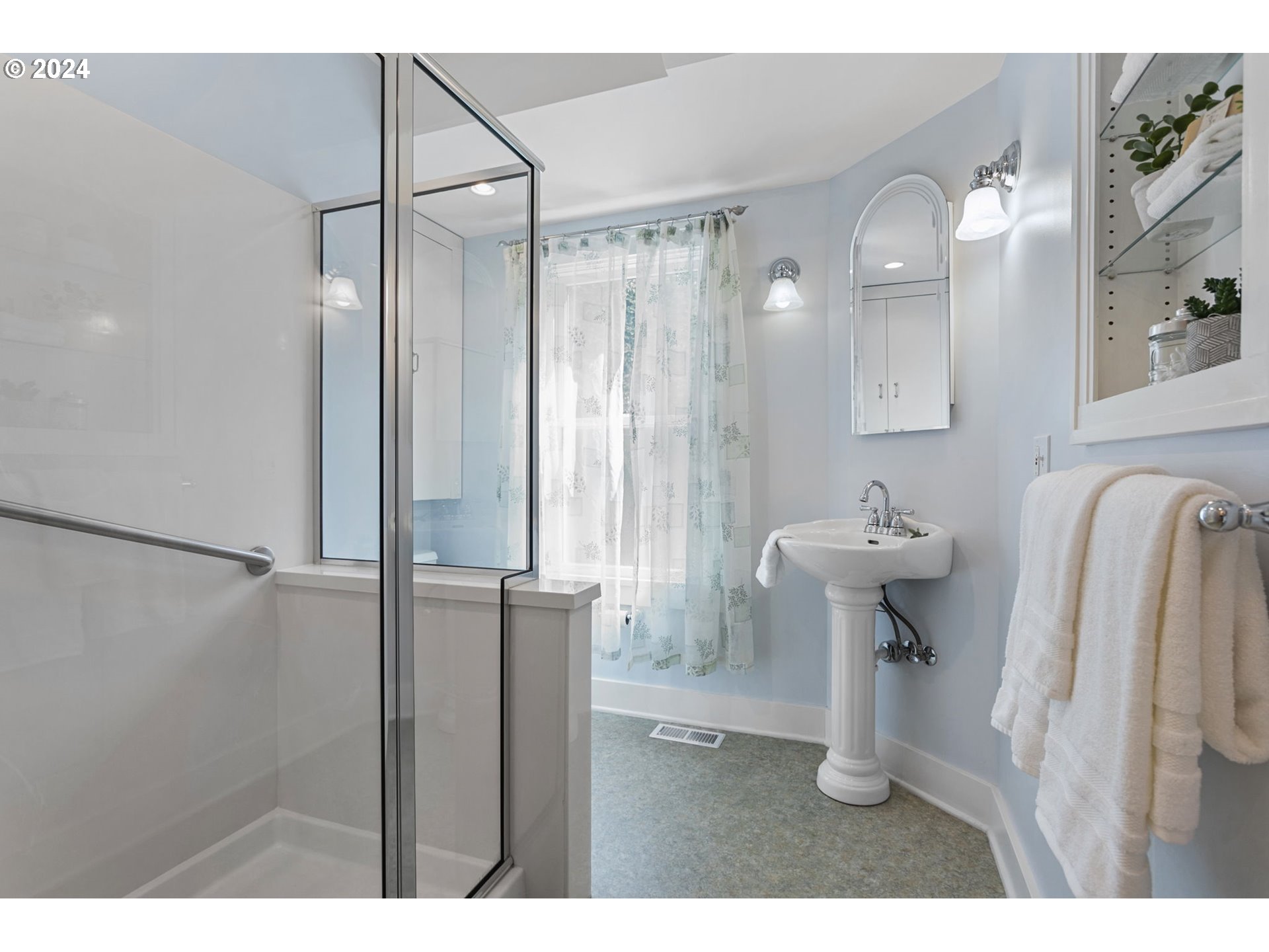 7204 Southwest 33rd Avenue Portland, OR 97219 - Photo 16 of 40 Bathroom, Continental