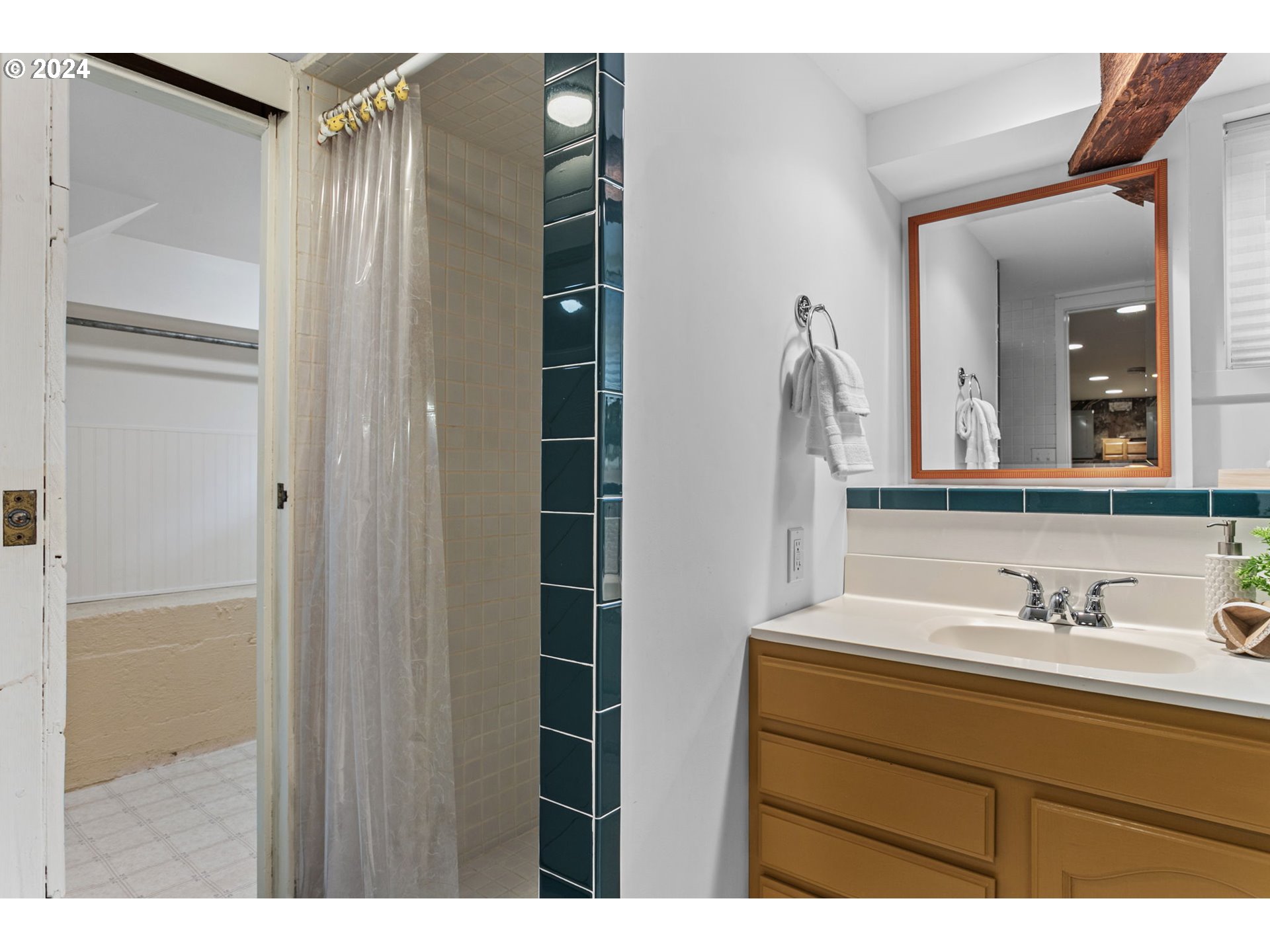 7204 Southwest 33rd Avenue Portland, OR 97219 - Photo 29 of 40 Bathroom, Continental