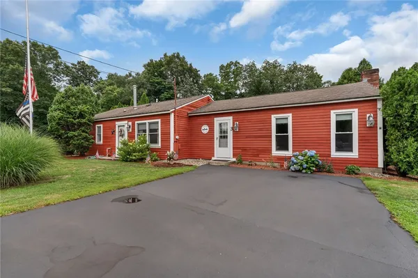 $490,000 | 3 Douglas Circle, Smithfield, RI 02828