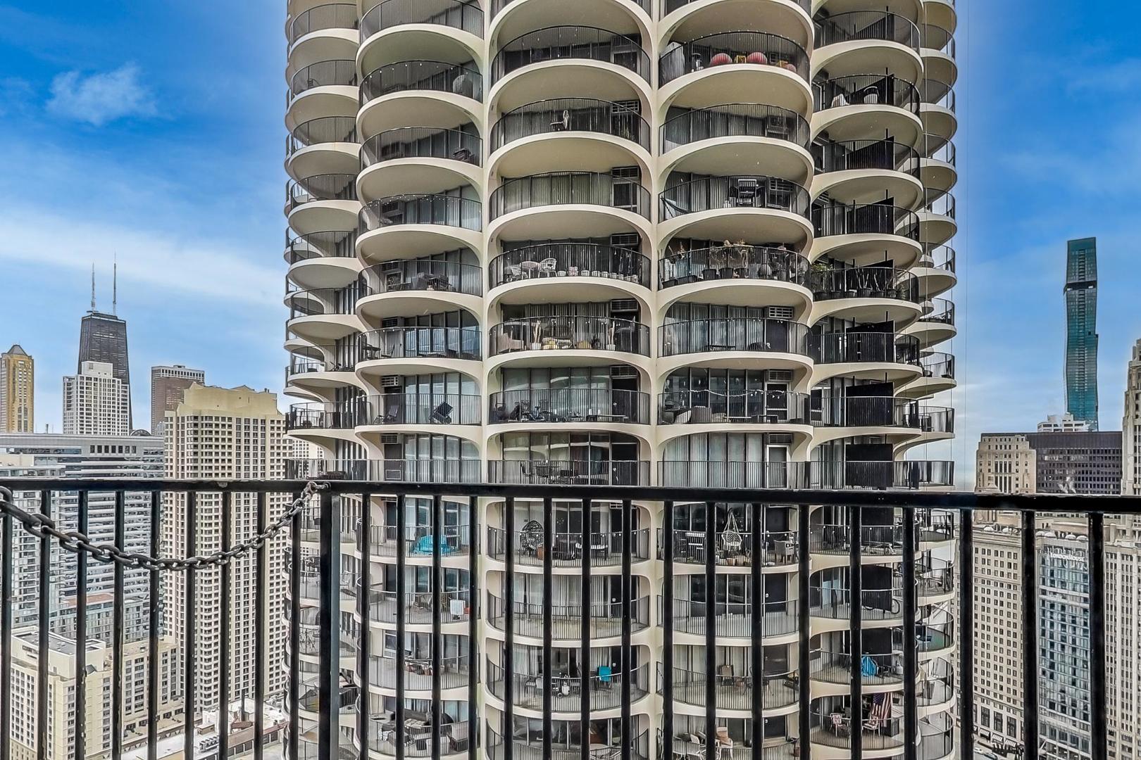 300 North State Street, Unit 4308 Chicago, IL 60654 - Photo 15 of 32 a view of a large building