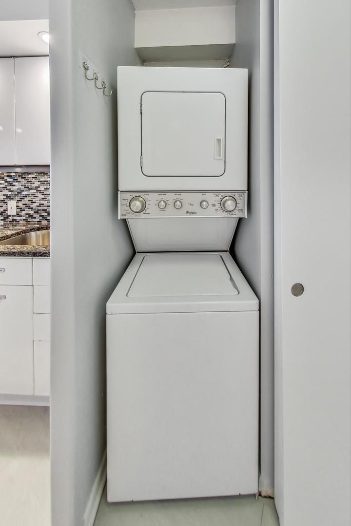 300 North State Street, Unit 4308 Chicago, IL 60654 - Photo 19 of 32 a utility room with dryer and washer