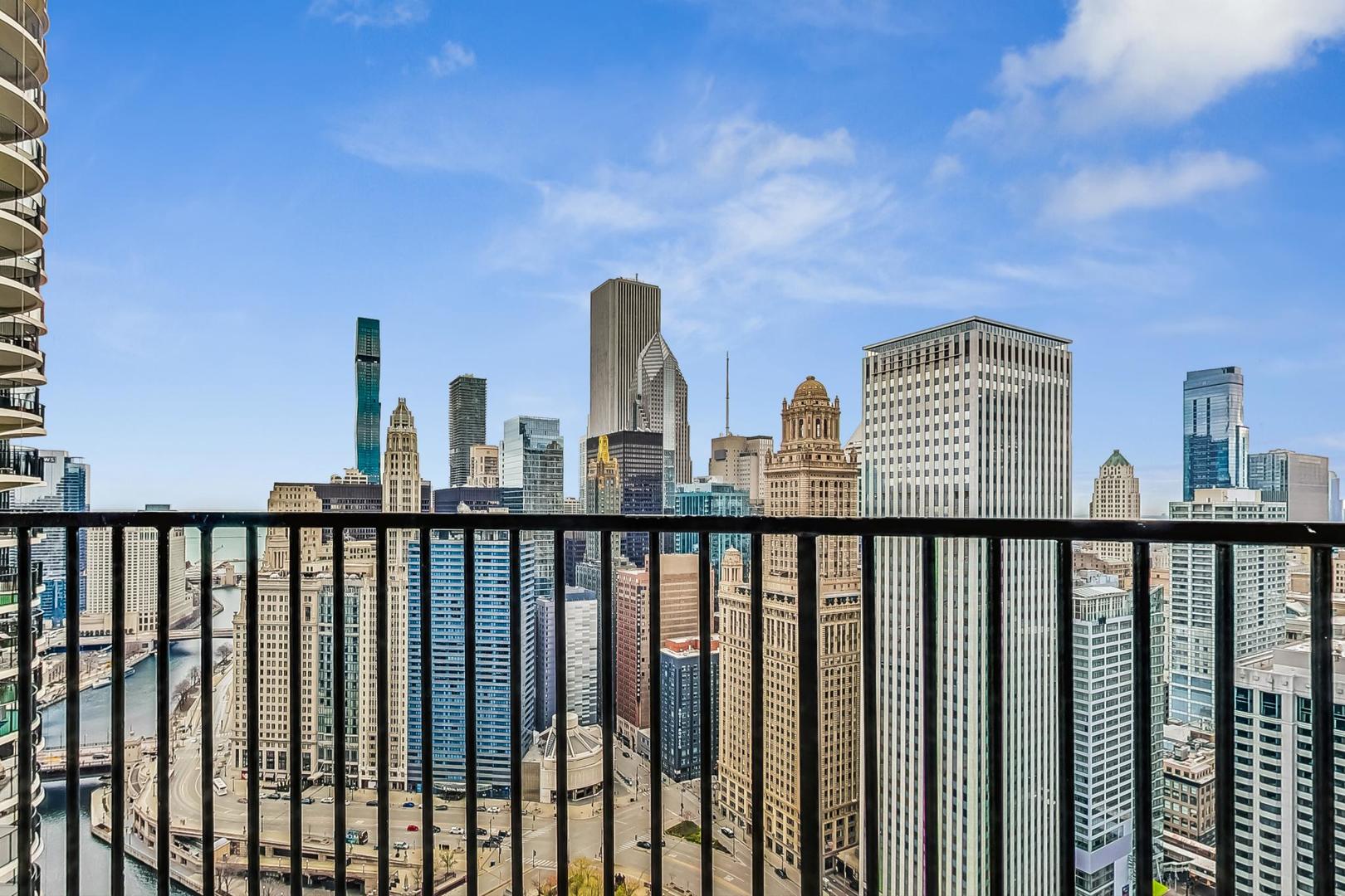 300 North State Street, Unit 4308 Chicago, IL 60654 - Photo 2 of 32 a view of roof with city view