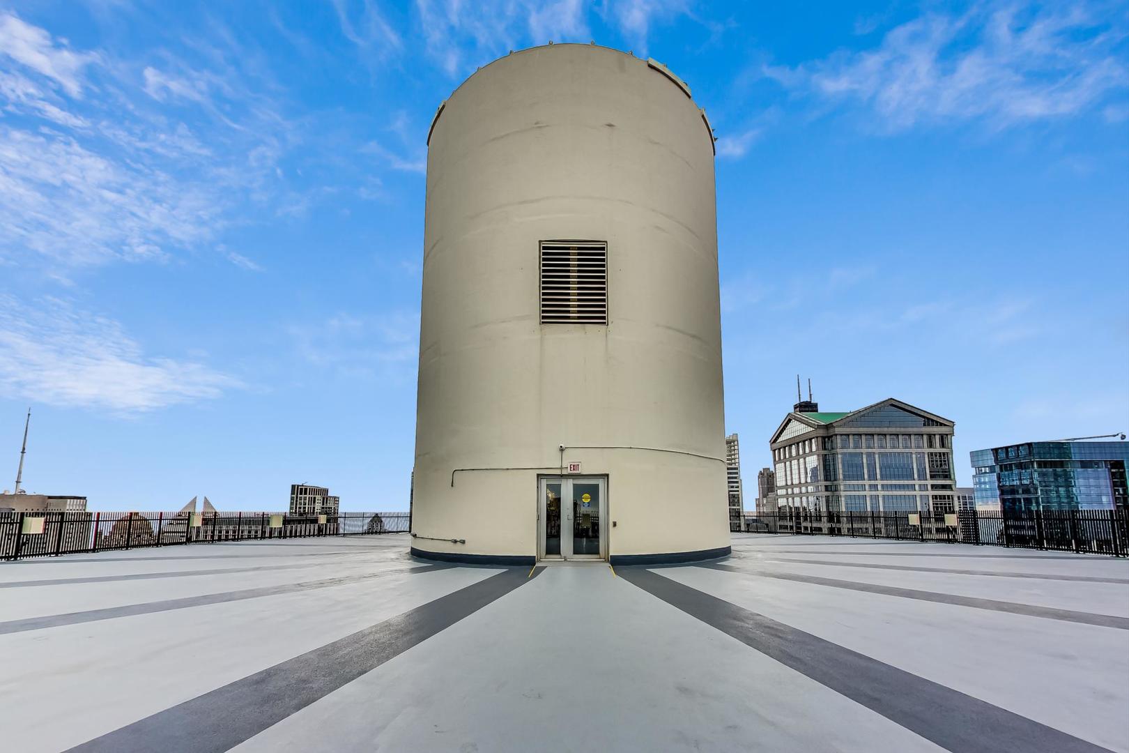 300 North State Street, Unit 4308 Chicago, IL 60654 - Photo 23 of 32 a view of a terrace