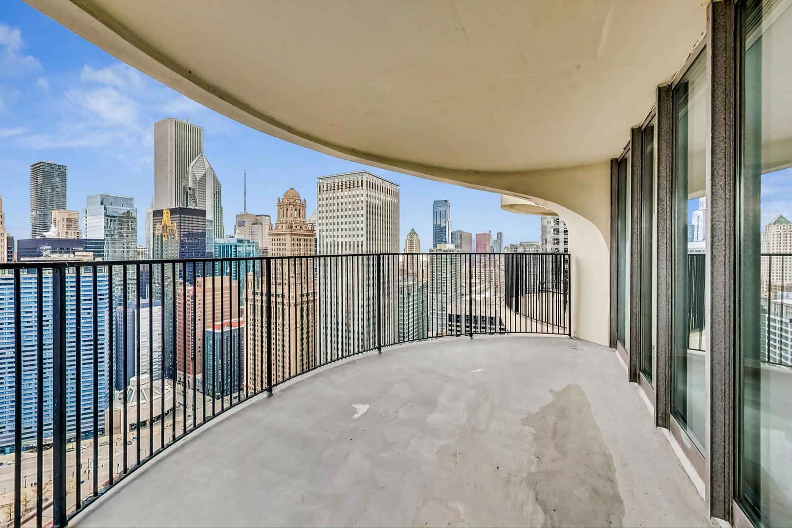 300 North State Street, Unit 4308 Chicago, IL 60654 - Photo 3 of 32 a view of a house with a balcony