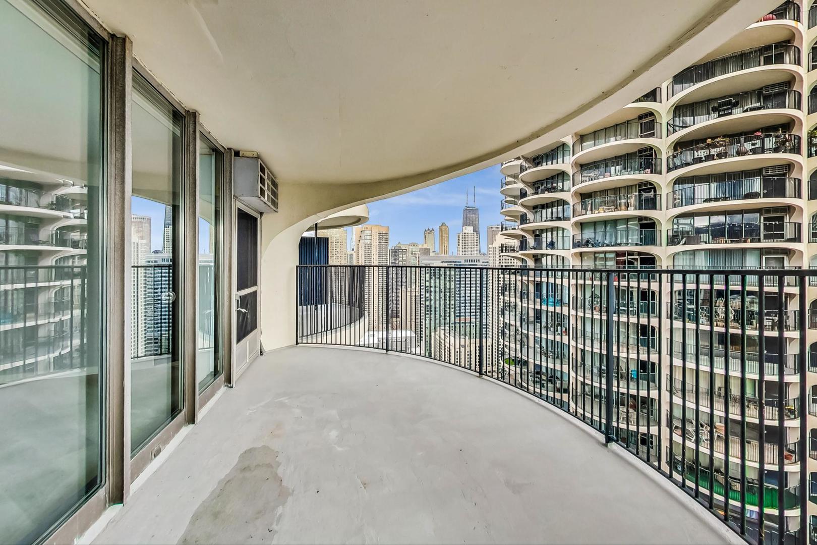 300 North State Street, Unit 4308 Chicago, IL 60654 - Photo 4 of 32 a view of balcony with city view