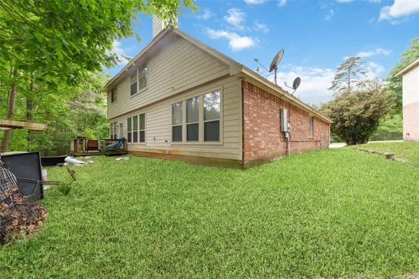 a view of a house with backyard