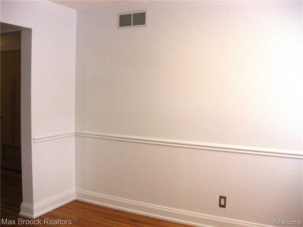 4113 Telegraph Road, Unit 122 Bloomfield Hills, MI 48302 - Photo 11 of 51 Dining Room--Custom Baseboards-Hardwood Floors