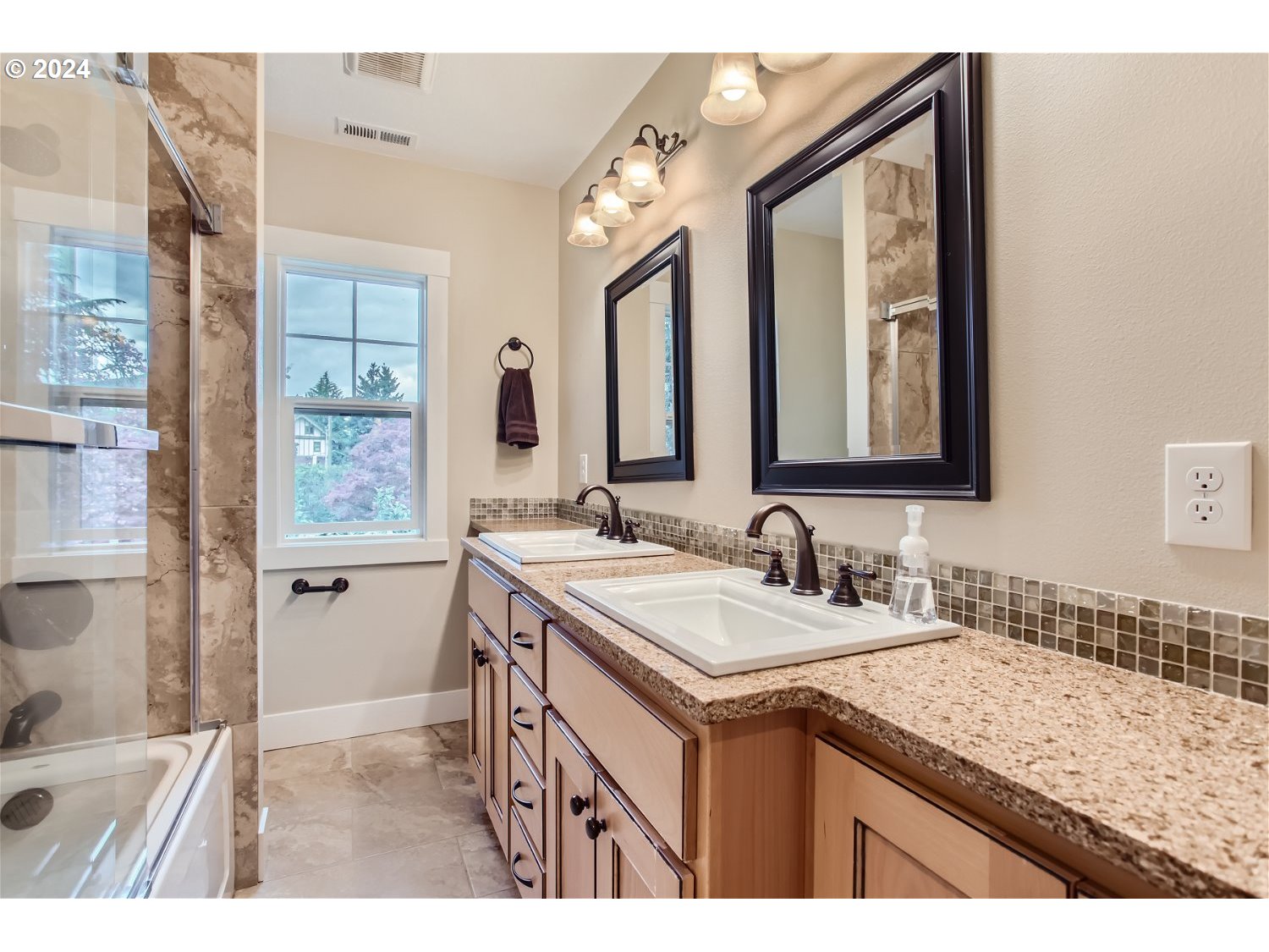 2502 Northwest Westover Road Portland, OR 97210 - Photo 28 of 35 Bathroom