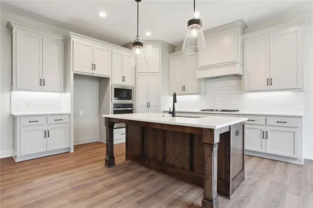 $706,860 | 4825 Northwest Martin Street, Riverside, MO 64151