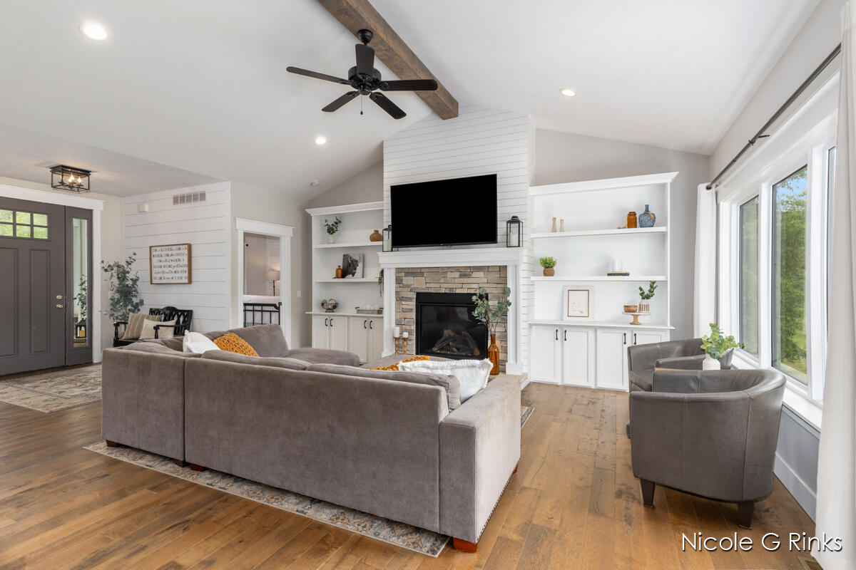 9860 Button Road Belding, MI 48809 - Photo 12 of 63 9860 Button Living room