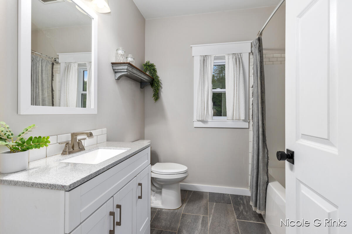 9860 Button Road Belding, MI 48809 - Photo 33 of 63 9860 Button Lower bath