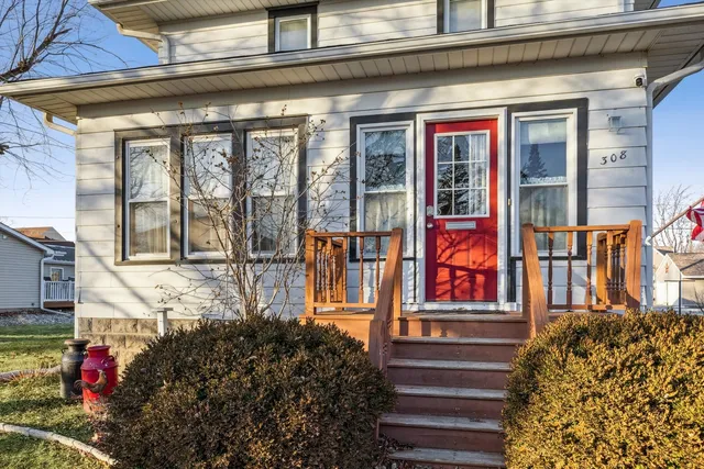 $199,000 | 308 9th Street, Dewitt, IA 52742