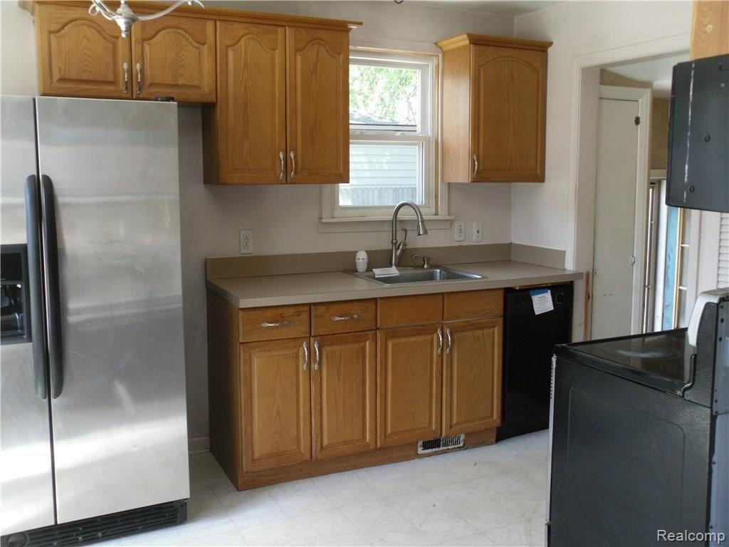 8097 Stephens Road Center Line, MI 48015 - Photo 7 of 11 SDC14757.JPG