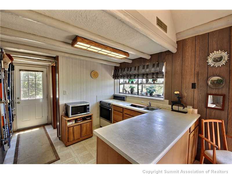 123 J Road Silverthorne, CO 80498 - Photo 5 of 17 Kitchen.