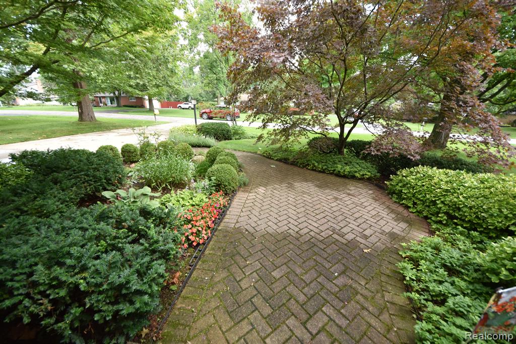32743 Hearthstone Road Farmington Hills, MI 48334 - Photo 2 of 27