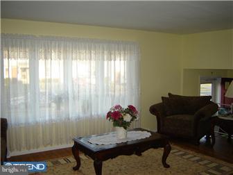 1554 Deer Run Road Warminster, PA 18974 - Photo 8 of 12 Living Room
