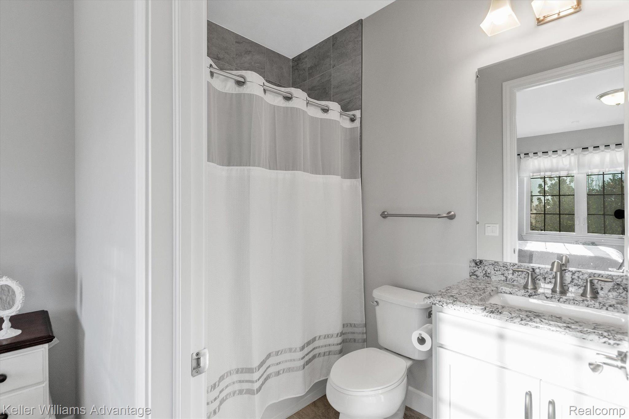 5534 Woodfall Road Clarkston, MI 48348 - Photo 25 of 39 Second full bathroom
