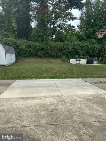 a view of a backyard