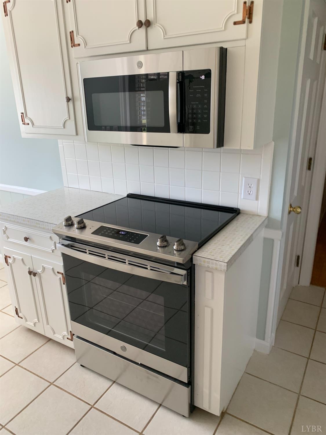 336 North Main Street Amherst, VA 24521 - Photo 11 of 60 a stove top oven sitting inside of a kitchen