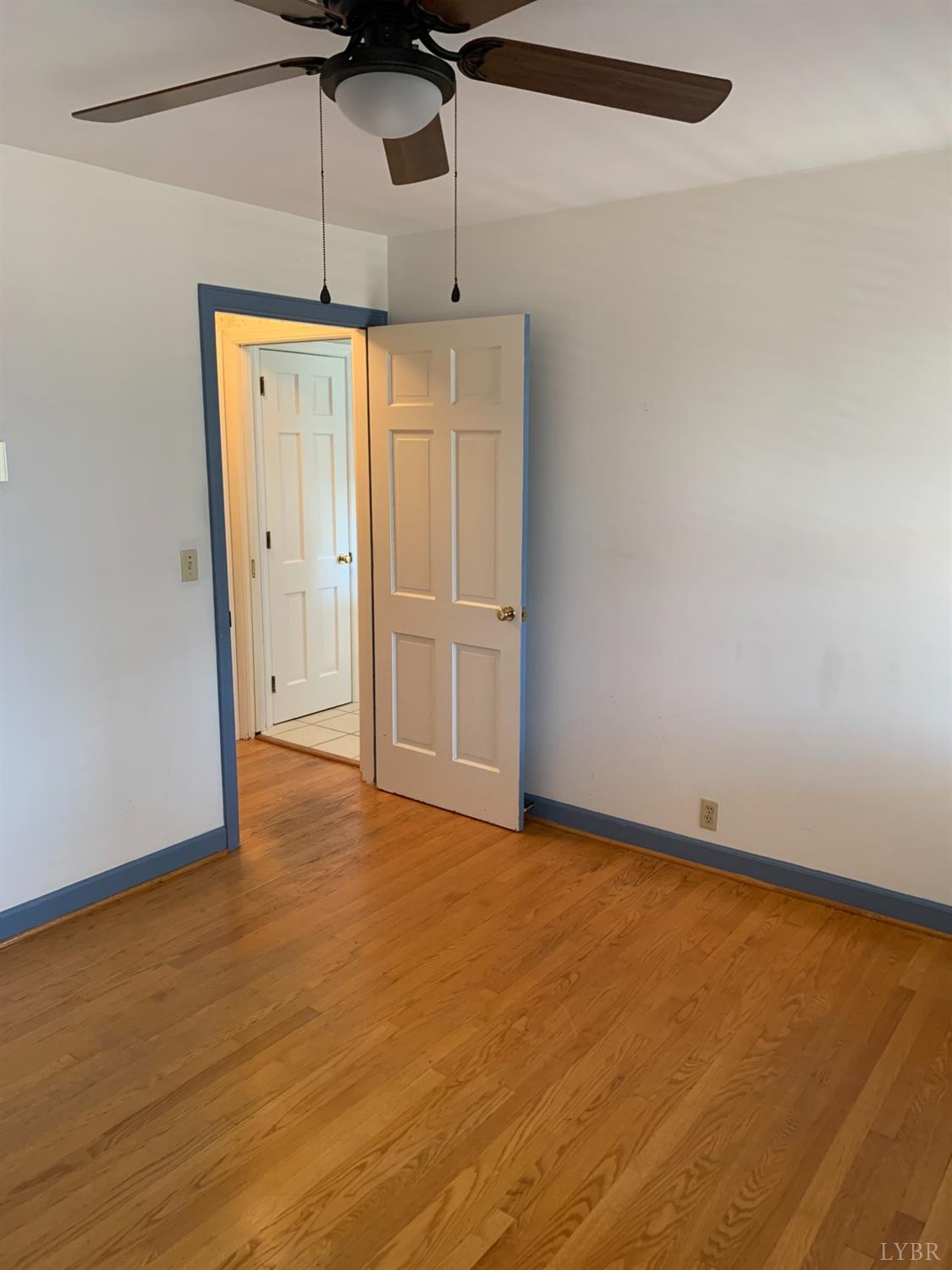 336 North Main Street Amherst, VA 24521 - Photo 16 of 60 en empty room with wooden floor ceiling fan and window