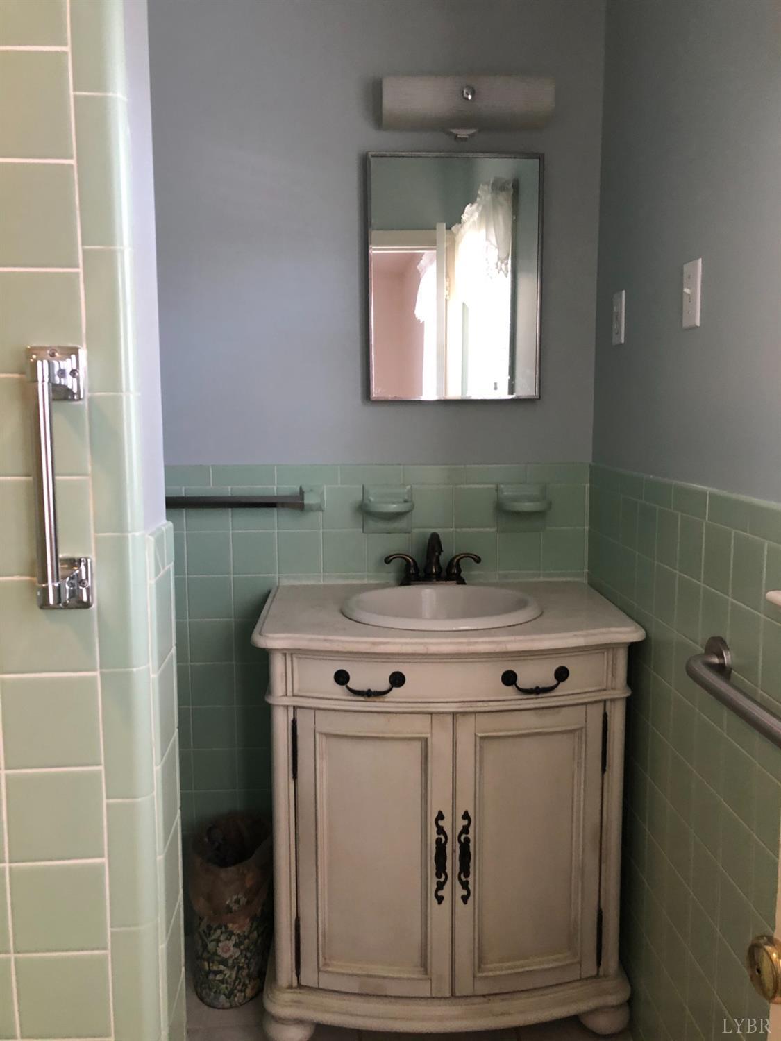336 North Main Street Amherst, VA 24521 - Photo 23 of 60 a utility room with washer and dryer