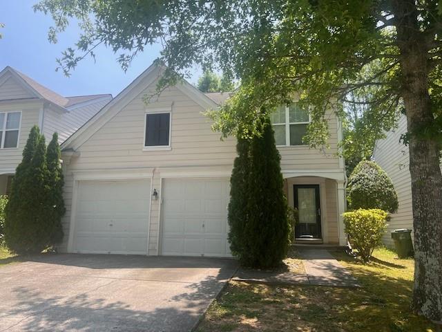 a view of backyard of the house