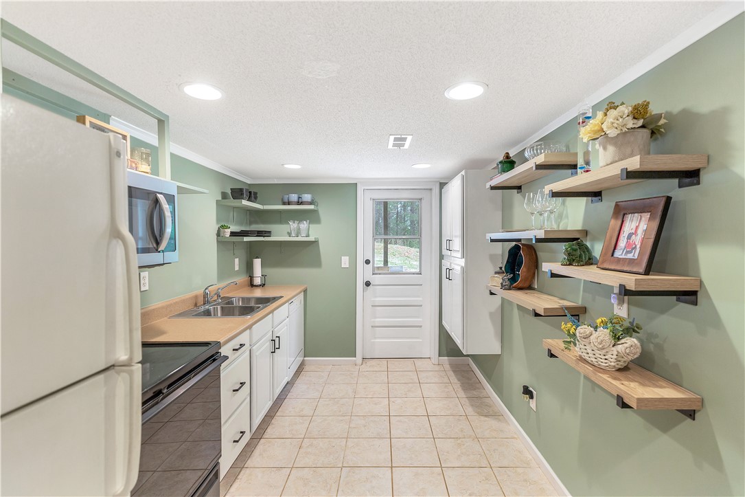 102 Rockingham Road Seneca, SC 29672 - Photo 25 of 39 This cozy kitchen features a practical layout with direct outdoor access and ample storage.