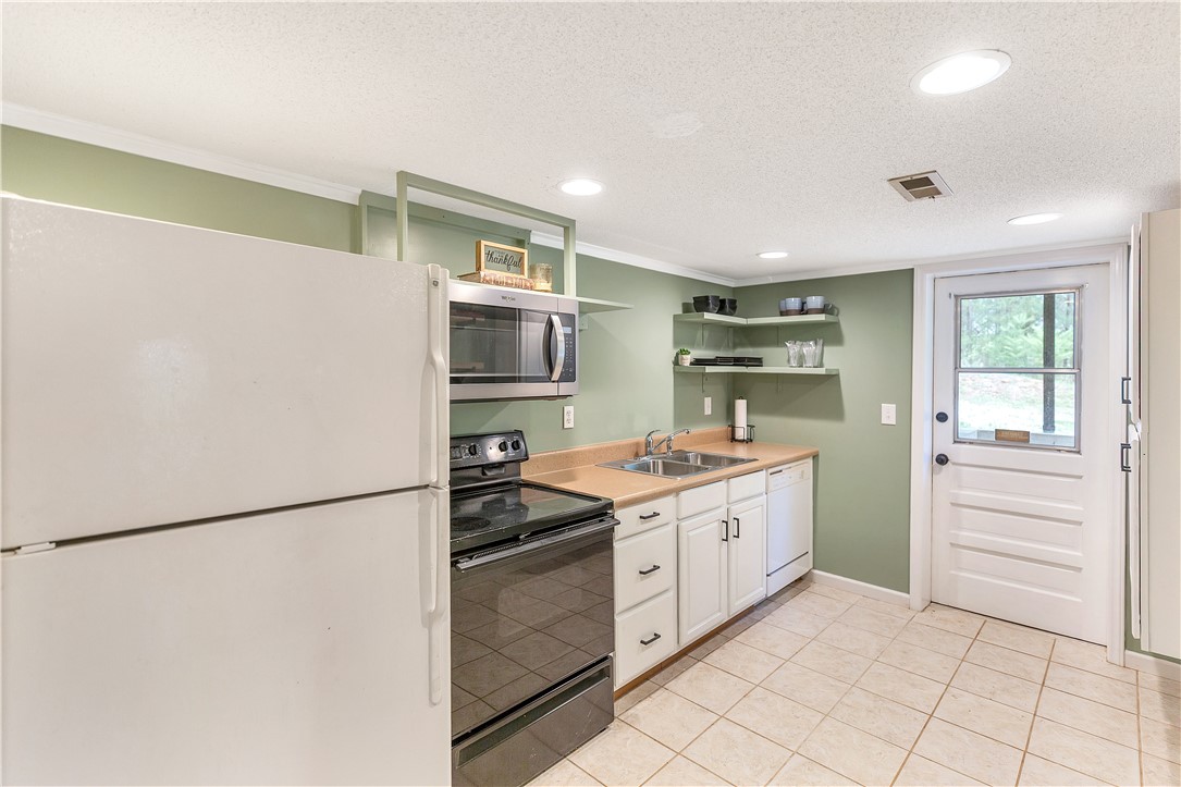 102 Rockingham Road Seneca, SC 29672 - Photo 26 of 39 This kitchen offers practical amenities, ideal for everyday living and culinary pursuits.