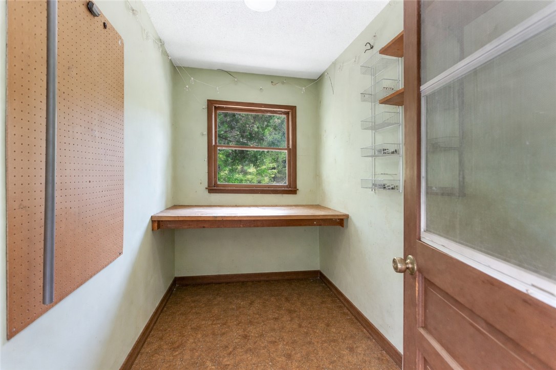 102 Rockingham Road Seneca, SC 29672 - Photo 34 of 39 This versatile room offers an ideal space for a home office or creative pursuits.