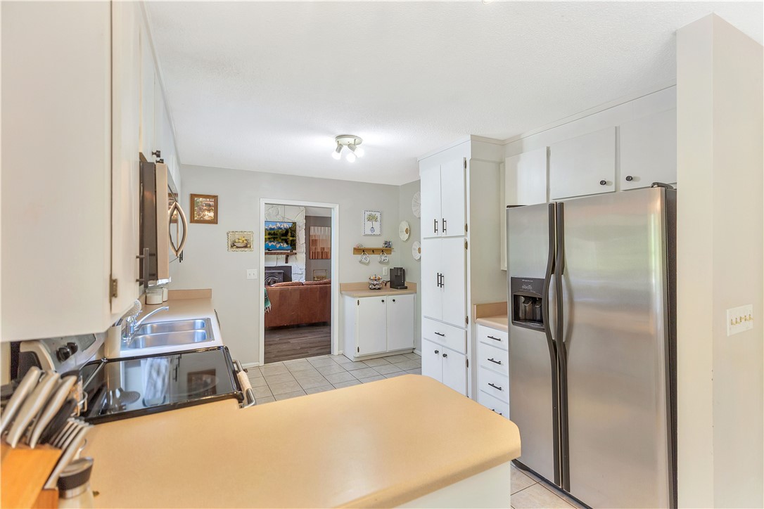 102 Rockingham Road Seneca, SC 29672 - Photo 9 of 39 This functional kitchen features ample cabinetry and a clear view into the adjacent living space.