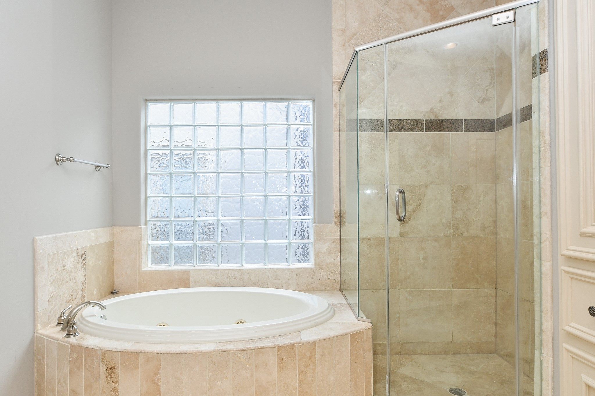 717 Welch Street Houston, TX 77006 - Photo 22 of 32 a bathroom with a tub and shower