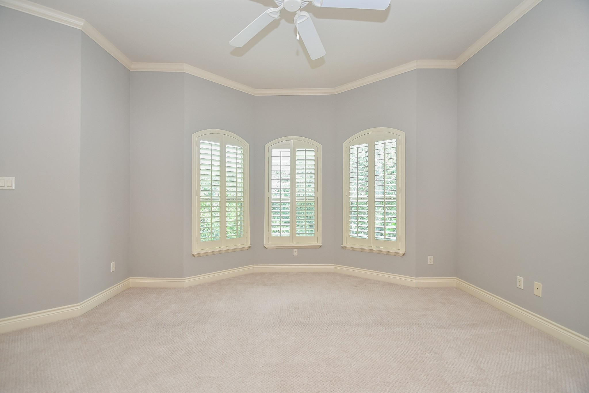717 Welch Street Houston, TX 77006 - Photo 25 of 32 an empty room with windows and chandelier fan