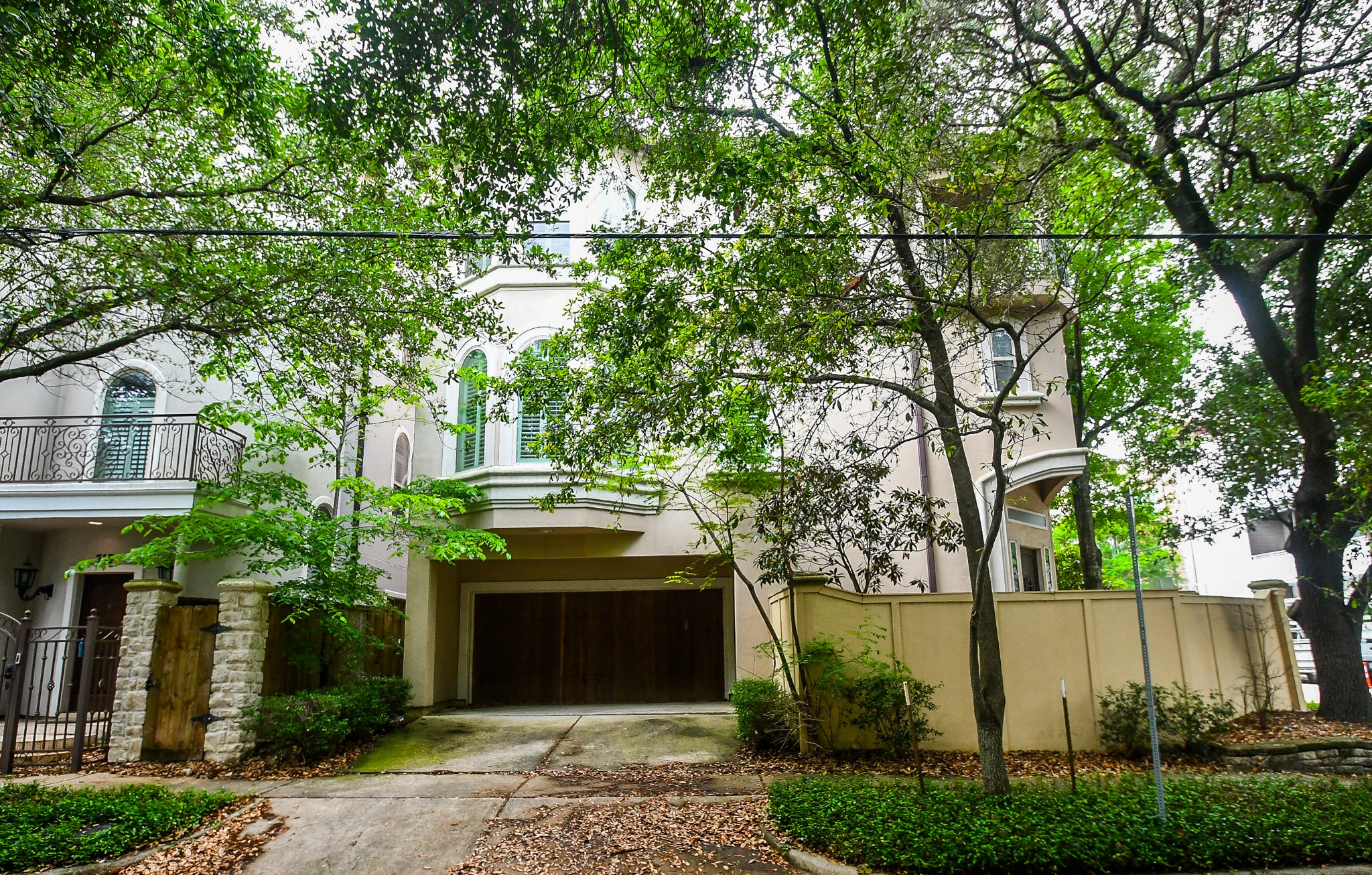 717 Welch Street Houston, TX 77006 - Photo 3 of 32 a front view of a house with a garden