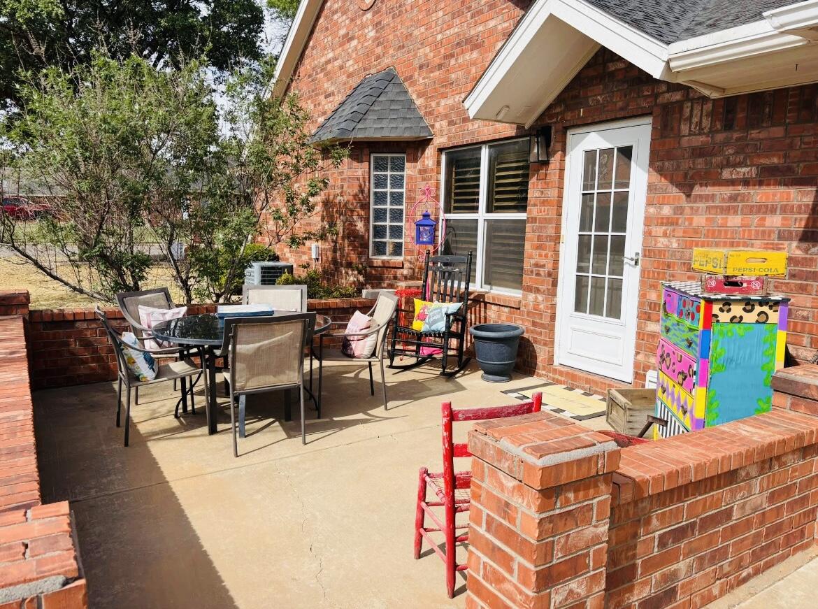 1402 9th Street Shallowater, TX 79363 - Photo 4 of 49 an outdoor space with seating