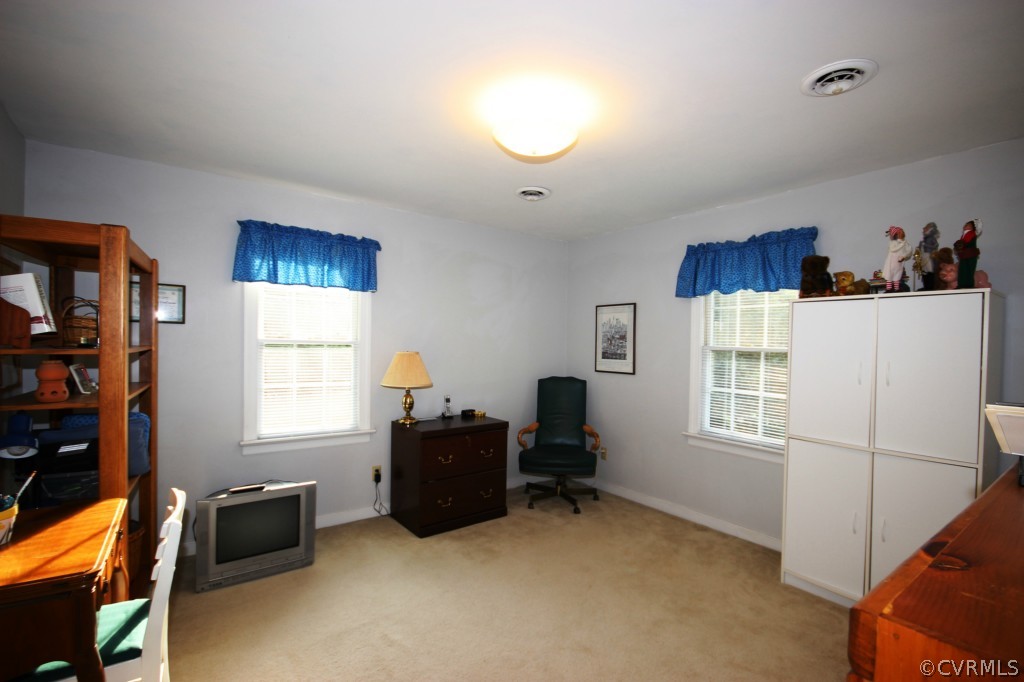 5200 Copperpenny Road Chesterfield, VA 23832 - Photo 16 of 24 a livingroom with workspace and a window