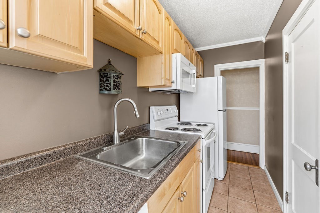 138 South Main Street, Unit 13 Fairhaven, MA 02719 - Photo 5 of 31 a kitchen with a sink and a refrigerator