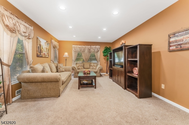 34 Pond Ridge Drive Clinton, NJ 08809 - Photo 9 of 41