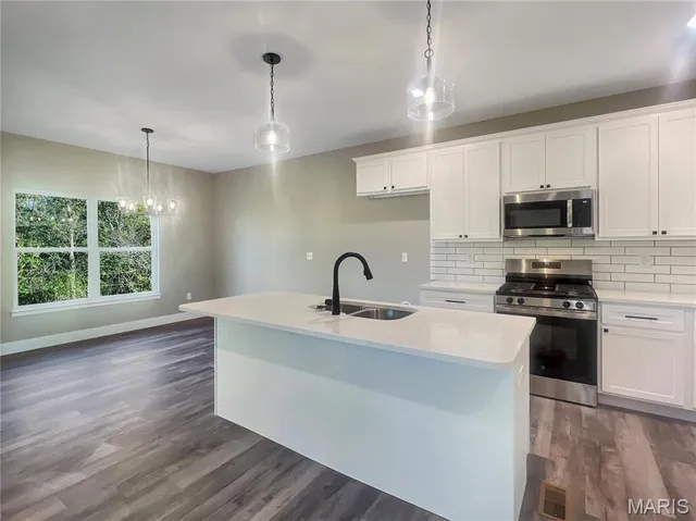 $515,000 | 8055 Radcliffe Place, Troy, IL 62294