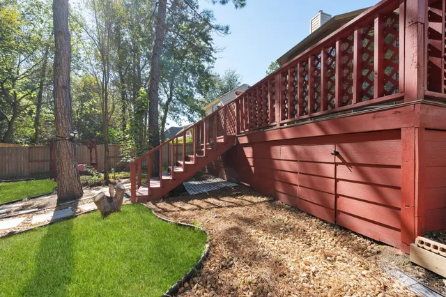 a view of a backyard