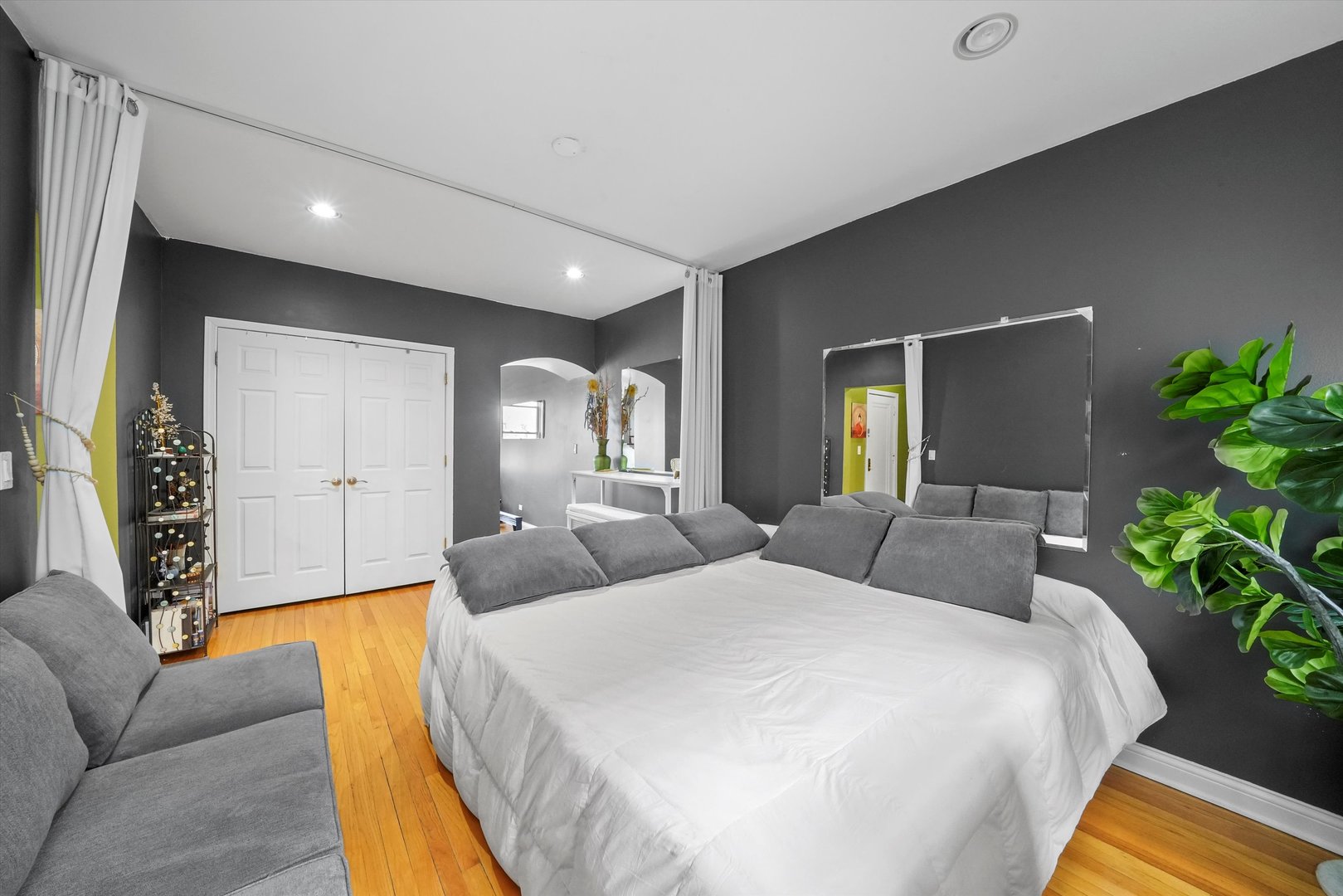 52 Forest Avenue, Unit 2S Riverside, IL 60546 - Photo 5 of 43 a bed room with two bed and a couch