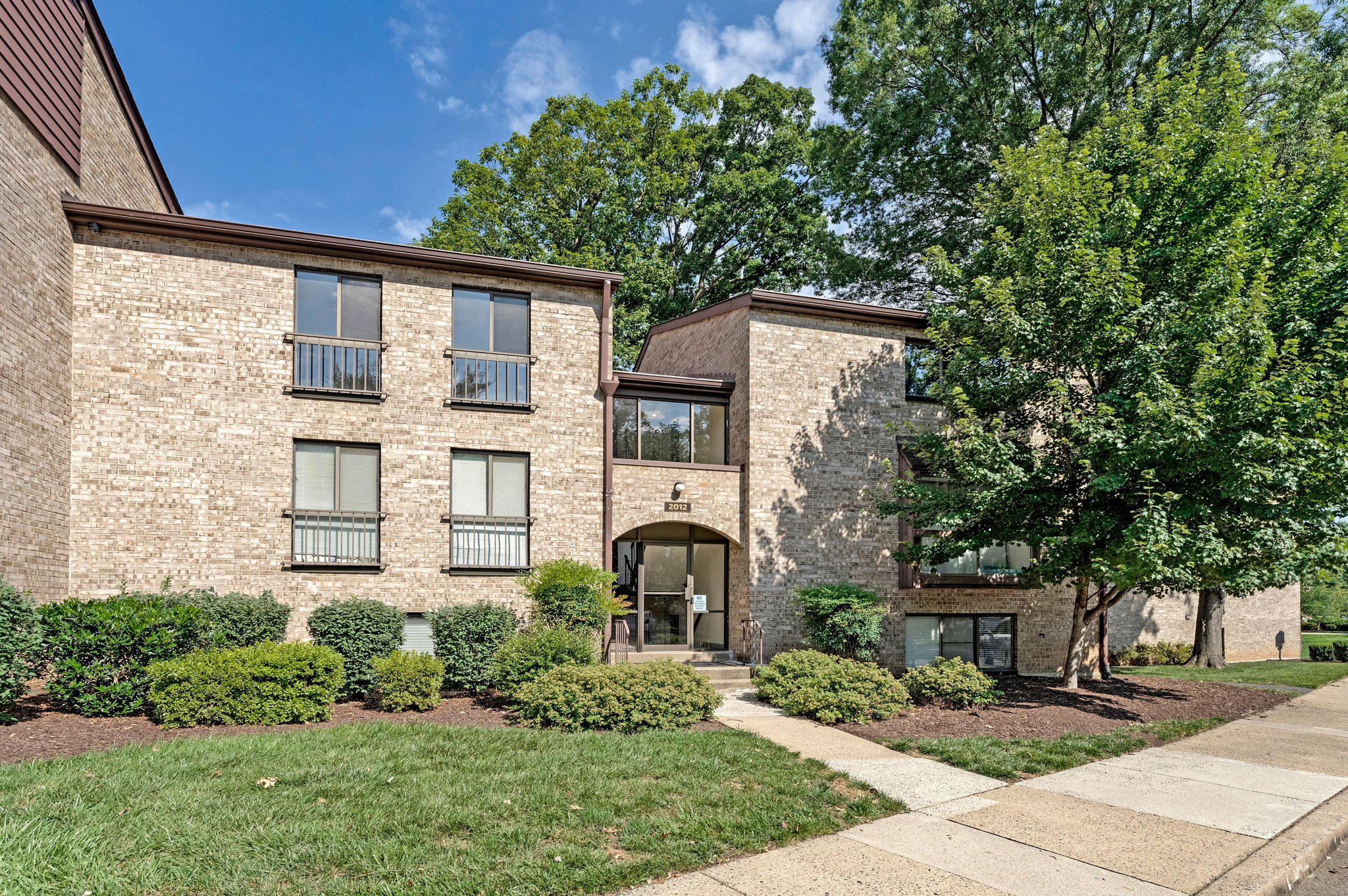 Southgate condos in between 2 metros in Reston