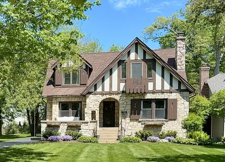 $950,000 | 579 Lee Street, Glen Ellyn, IL 60137