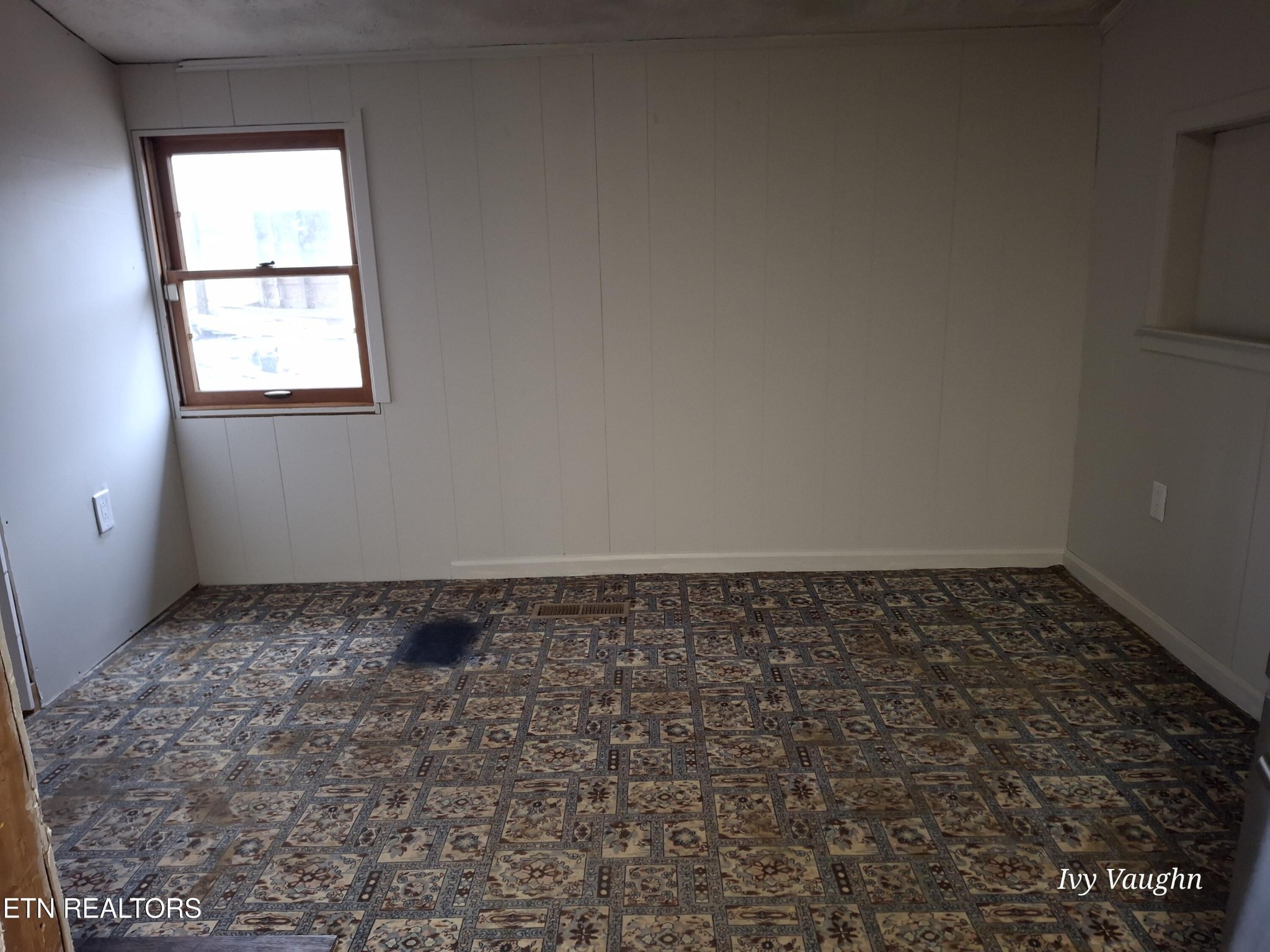 893 Brushy Valley Road Heiskell, TN 37754 - Photo 13 of 28 an empty room with a window