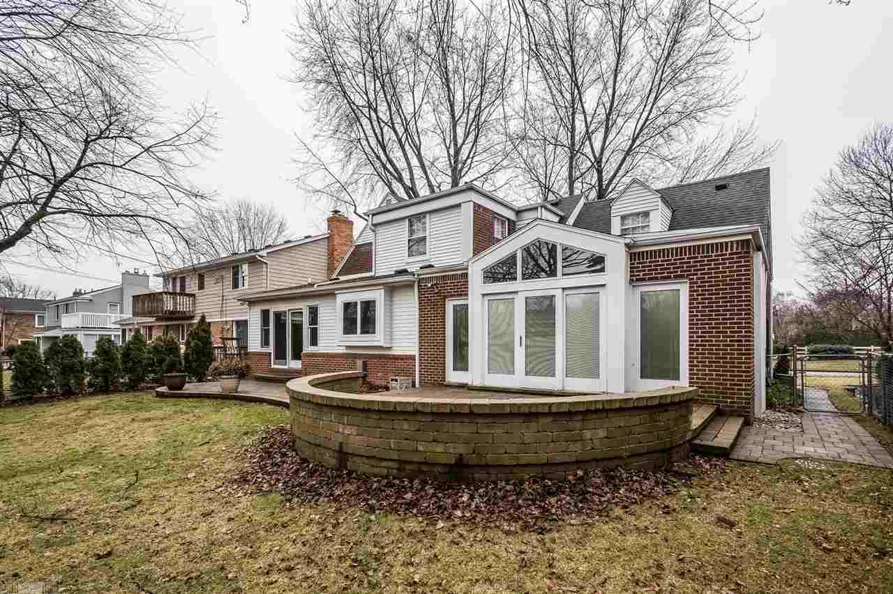 1630 Oxford Road Grosse Pointe Woods, MI 48236 - Photo 4 of 50