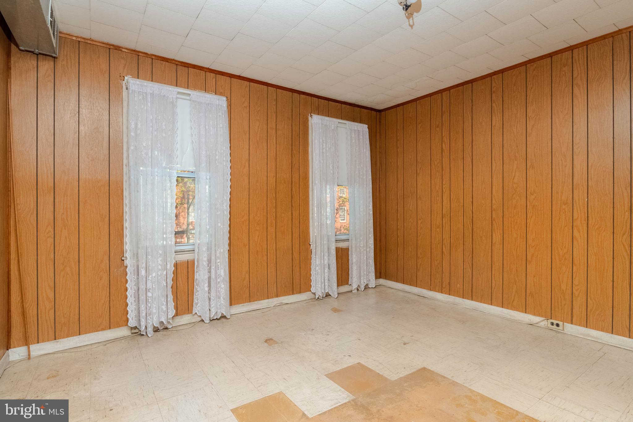 510 South Patterson Park Avenue Baltimore, MD 21231 - Photo 12 of 41 an empty room with windows
