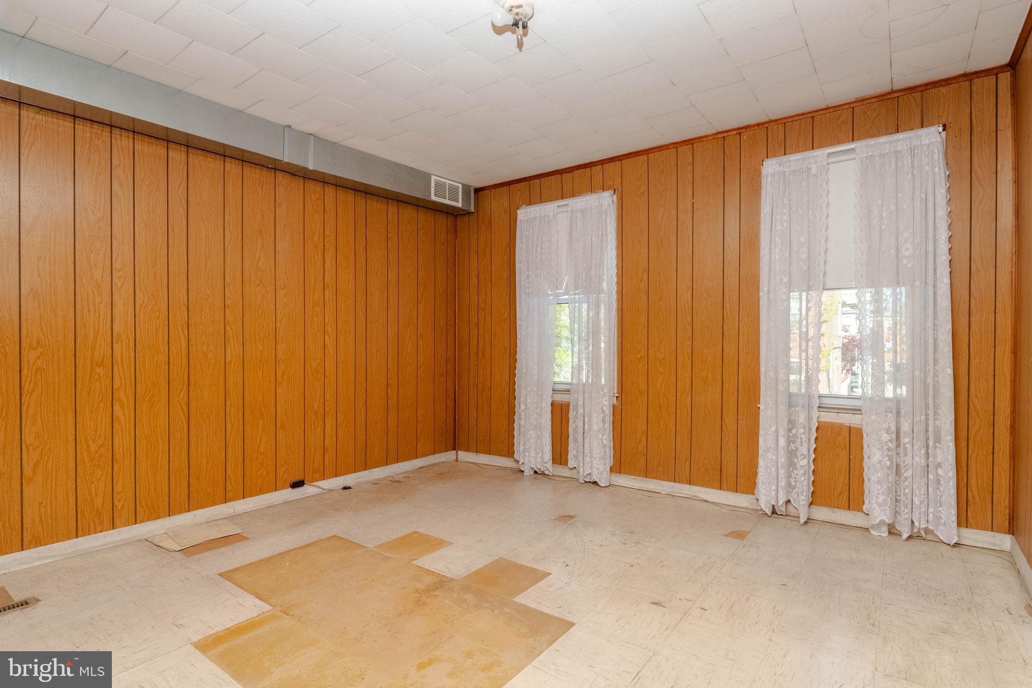 510 South Patterson Park Avenue Baltimore, MD 21231 - Photo 13 of 41 an empty room with windows