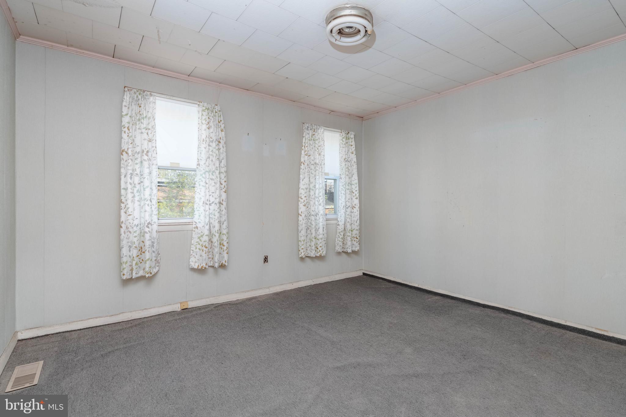 510 South Patterson Park Avenue Baltimore, MD 21231 - Photo 20 of 41 an empty room with windows