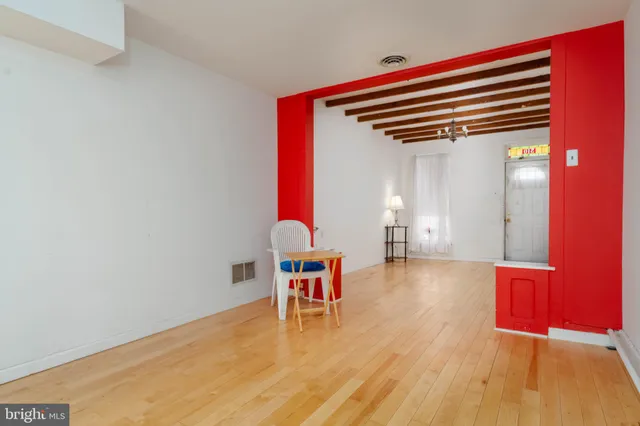 a view of livingroom with furniture