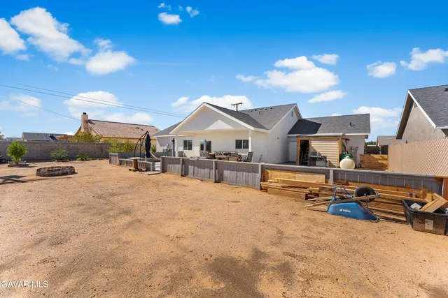 a view of a house with yard and porch