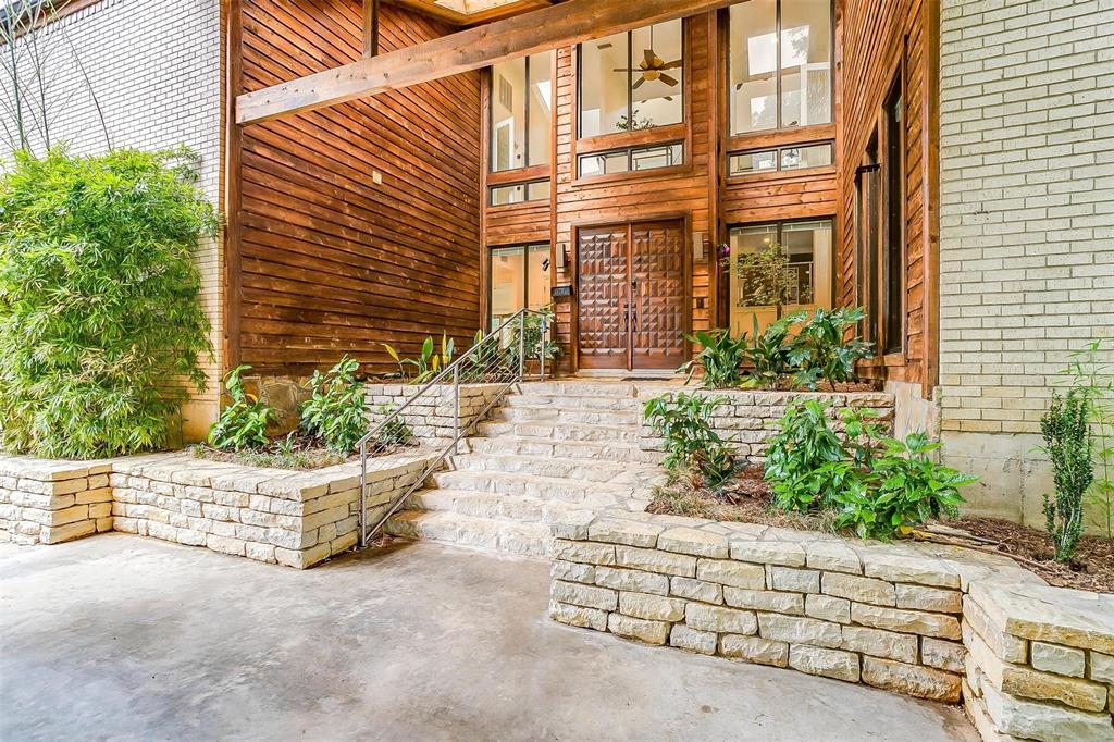 a wooden bench sitting in front of a building